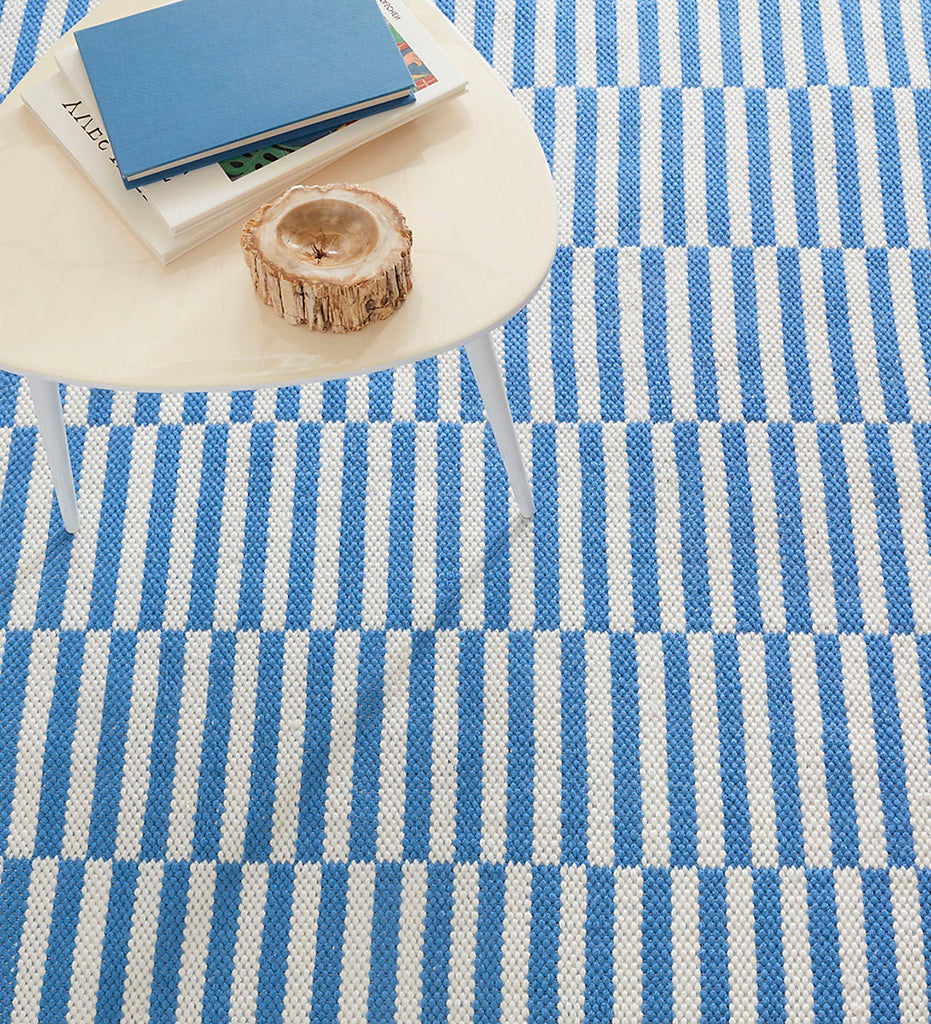 lifestyle, Dash and Albert - Sailing Stripe French Blue Handwoven Indoor / Outdoor Rug - DA1961