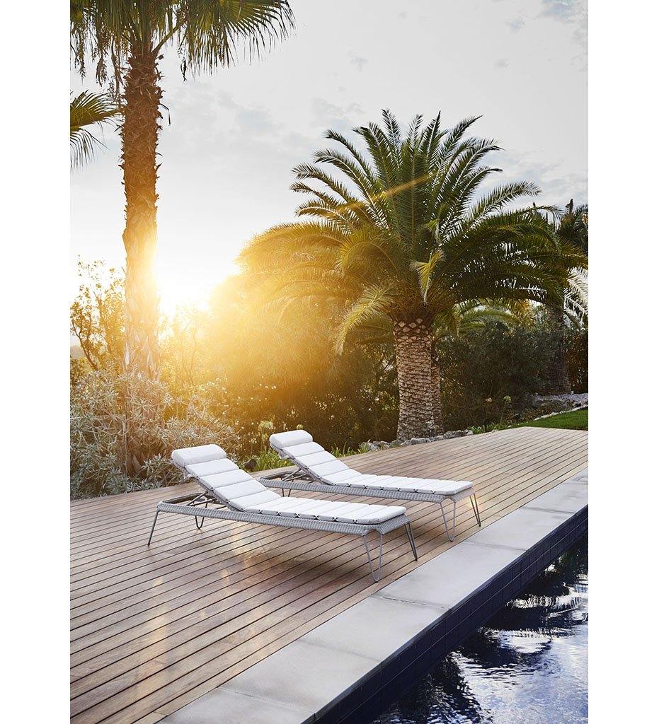 Cane-line Breeze Outdoor Chaise Sunbed in Light Grey All Weather Weave  with Light Grey Cushion 5569L YSN96I