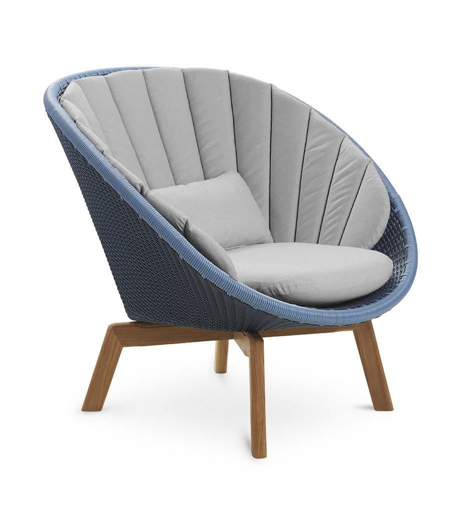 Cane-line Peacock Midnight/Dusty Blue All Weather Rattan and Teak Outdoor Lounge Chair with Teak Legs 5459BCT with Light Grey Cushions YSN96